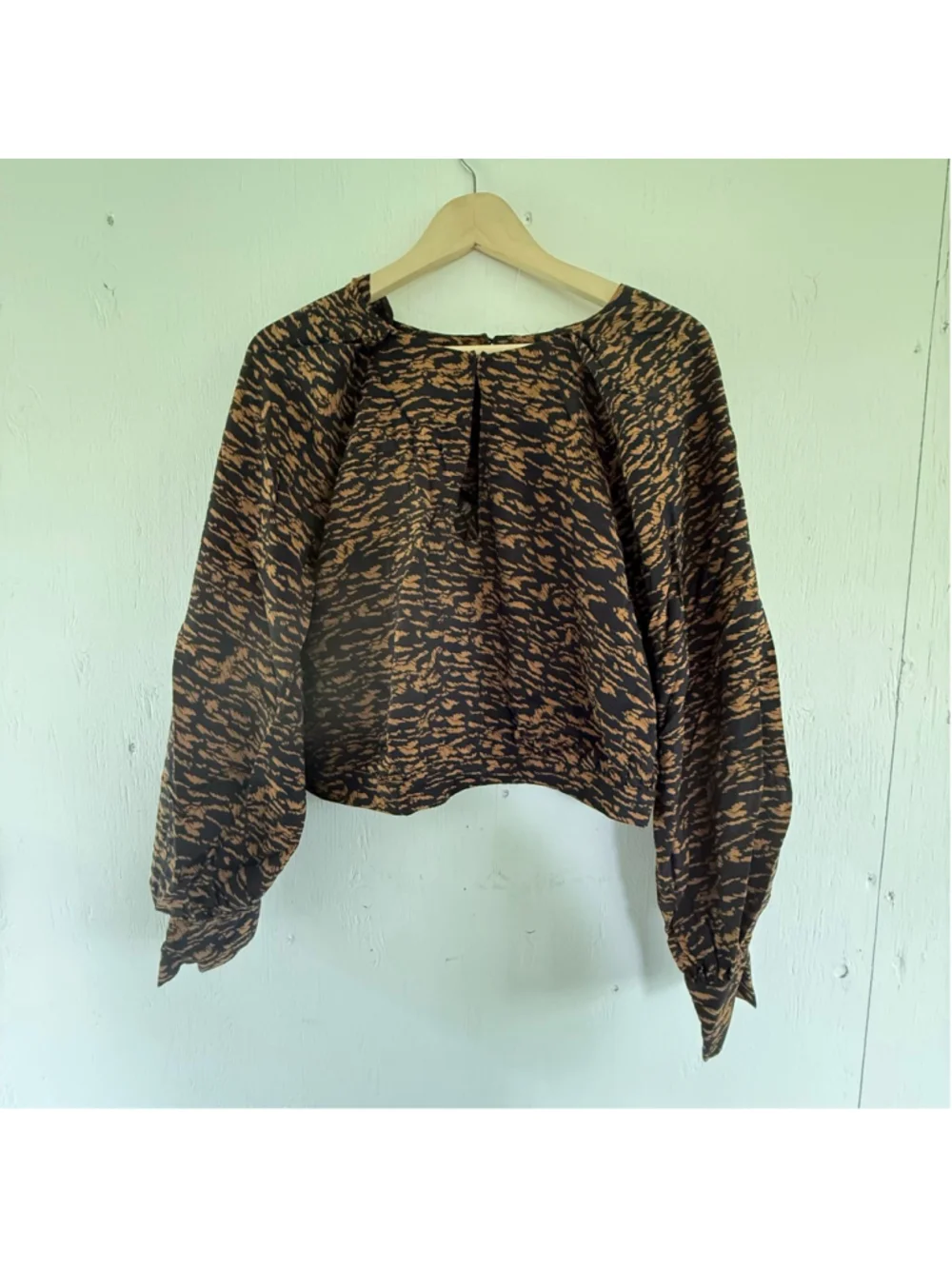 Banana Republic Tiger Print Balloon Sleeve Lightweight Blouse Crop Top L